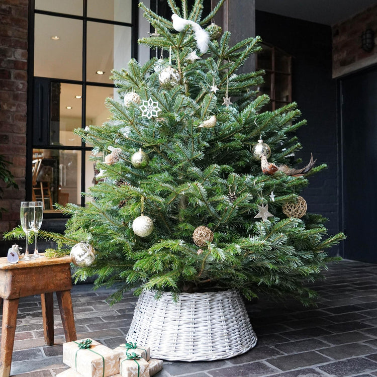 Quality Round White Wicker Tree Skirt